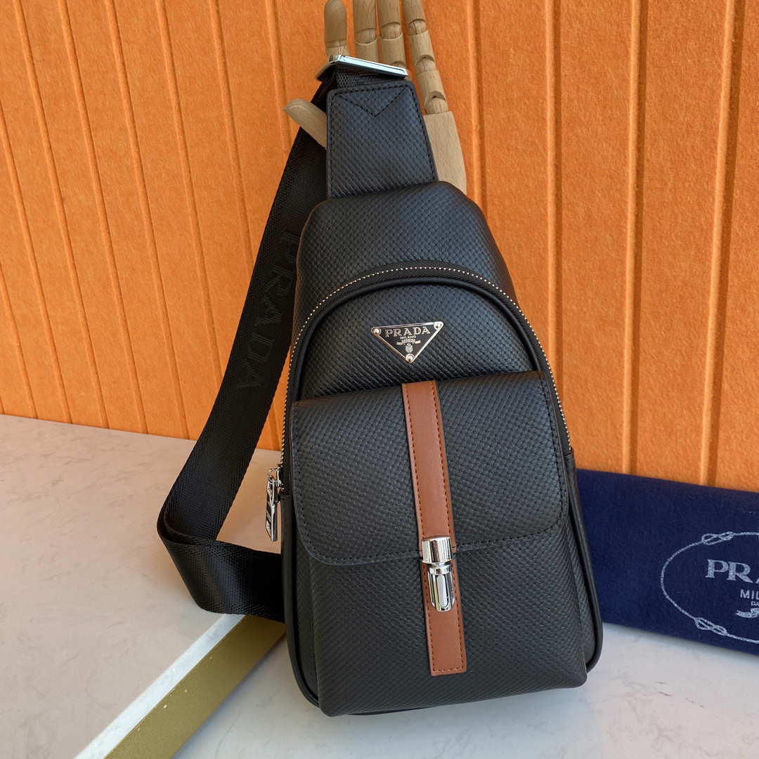 プラダ「Prada」エッセンシャル メンズ チェストバッグ