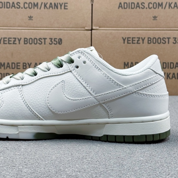 「コラボモデル」Supreme x Nike SB Dunk Low スニーカー