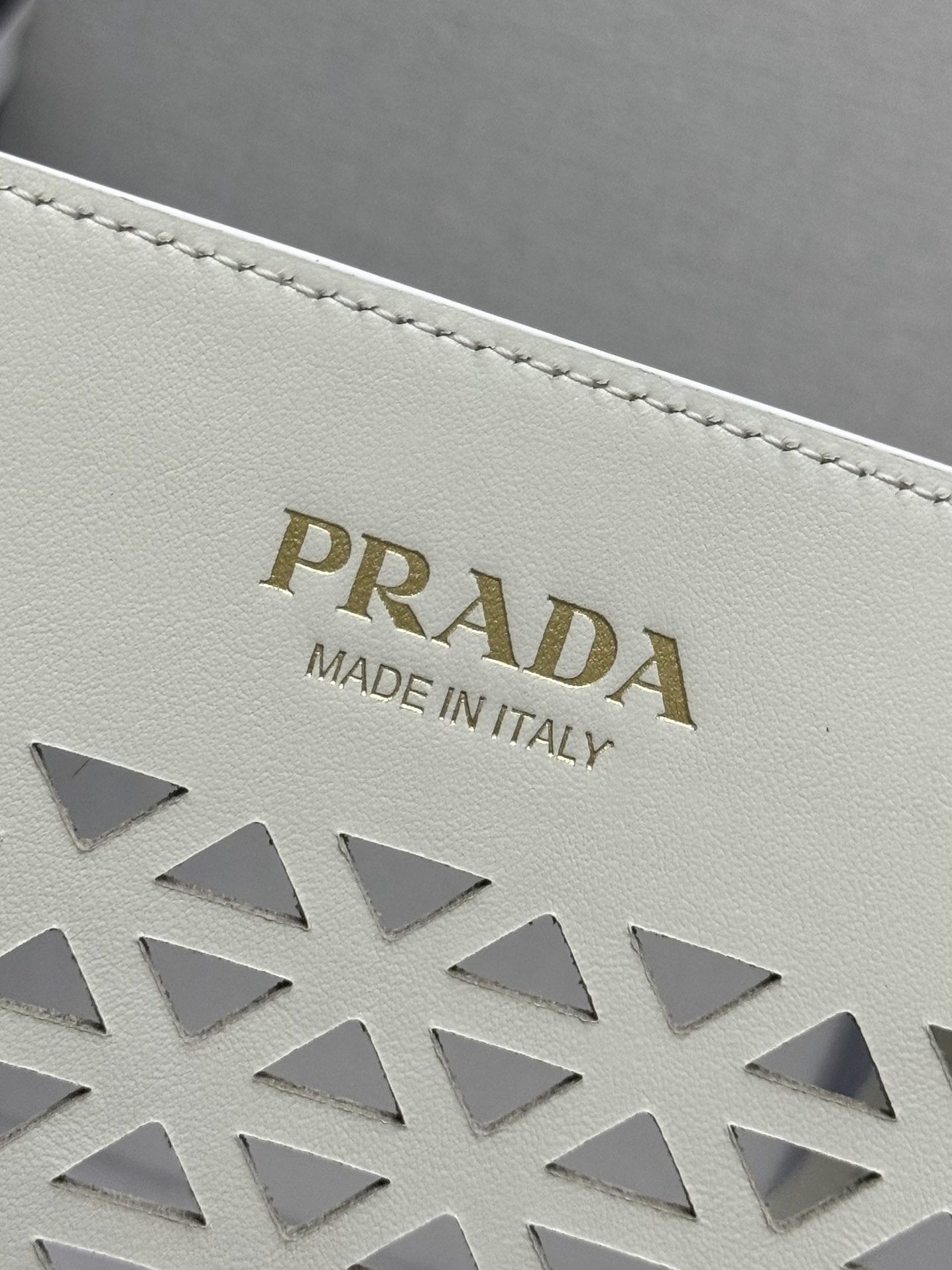 プラダ「Prada」ジオメトリックパンチトートバッグ