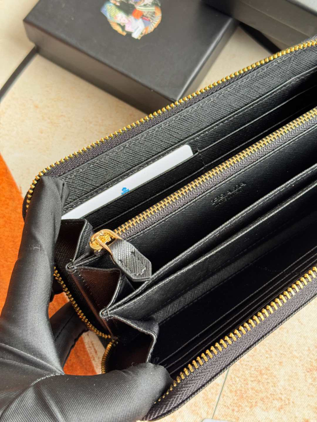 プラダ「PRADA」サフィアーノレザー 財布