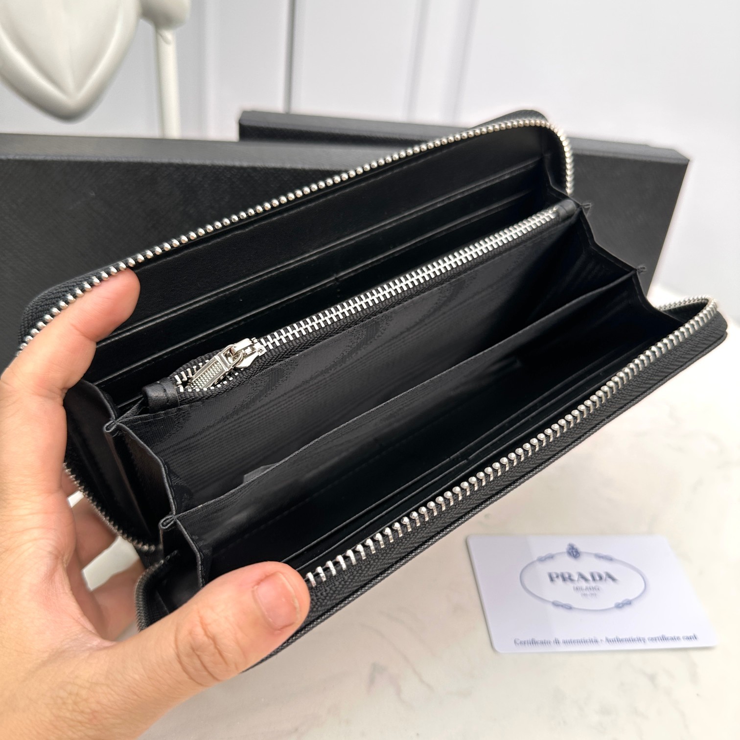 プラダ「PRADA」プレミアムレザー ジップウォレット「おしゃれ男性必携」