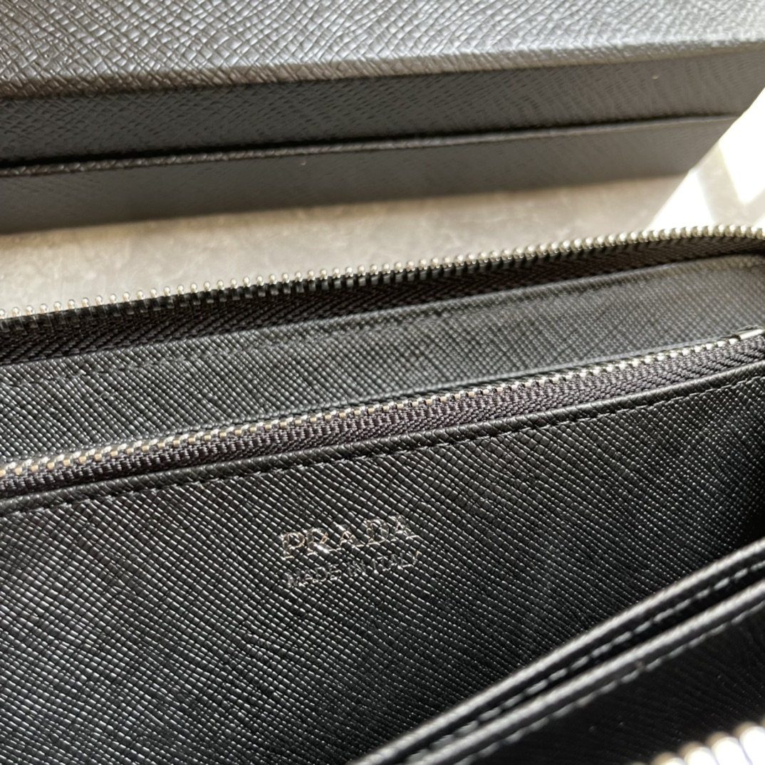 プラダ「PRADA」サフィアーノレザー 財布