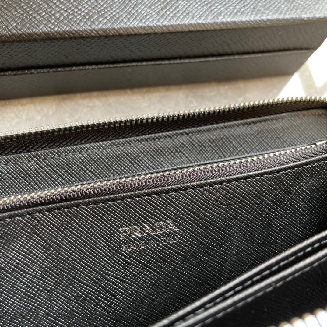プラダ「PRADA」サフィアーノレザー 財布