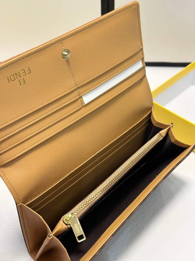 フェンディ「Fendi」高級エンボス牛革の大きな イタリア製財布