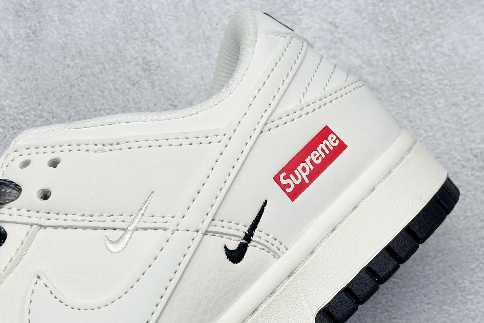 「コラボモデル」Supreme x Nike SB Dunk Low スニーカー