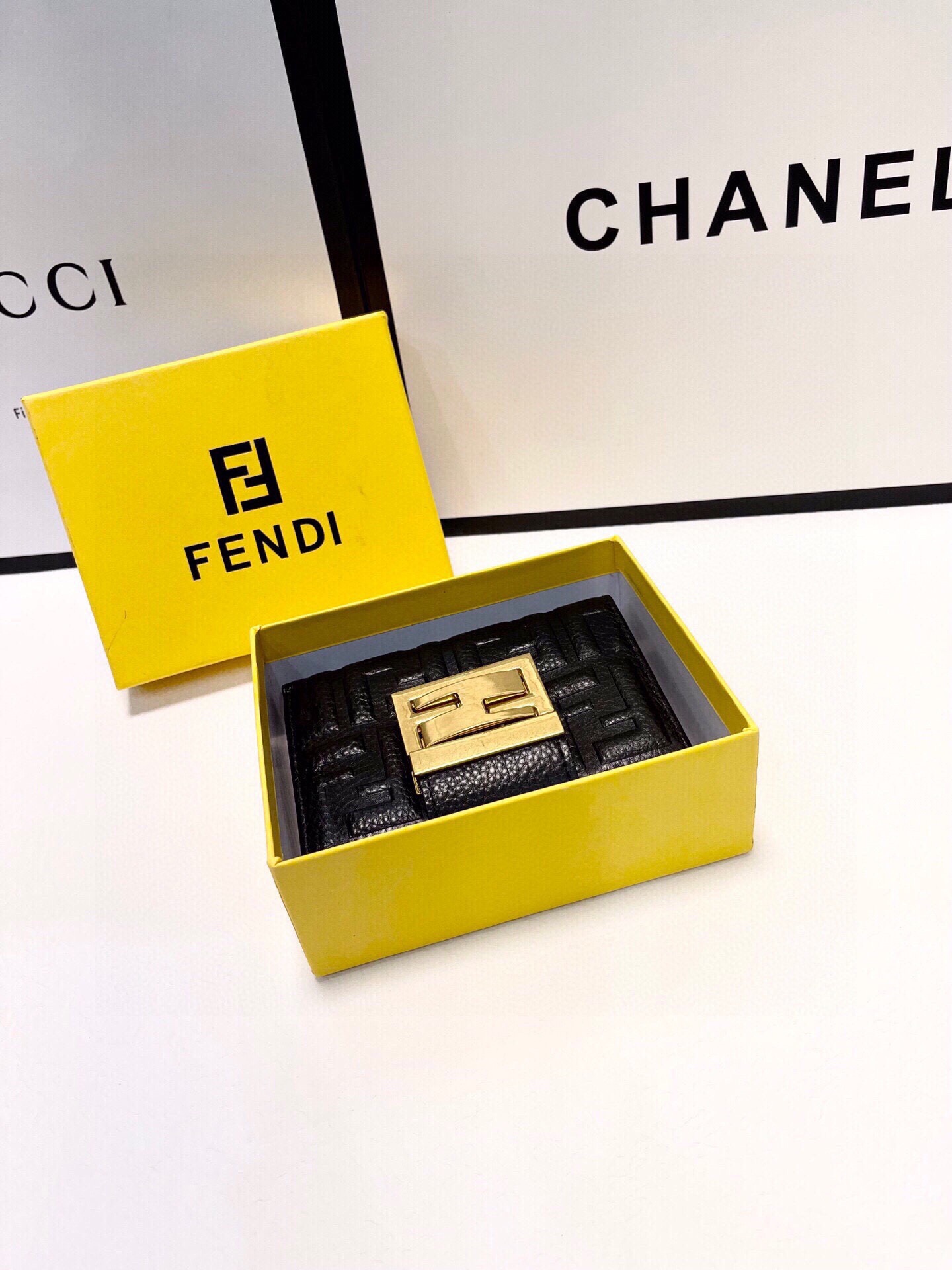 フェンディ「Fendi」高級エンボス牛革の大きな イタリア製財布
