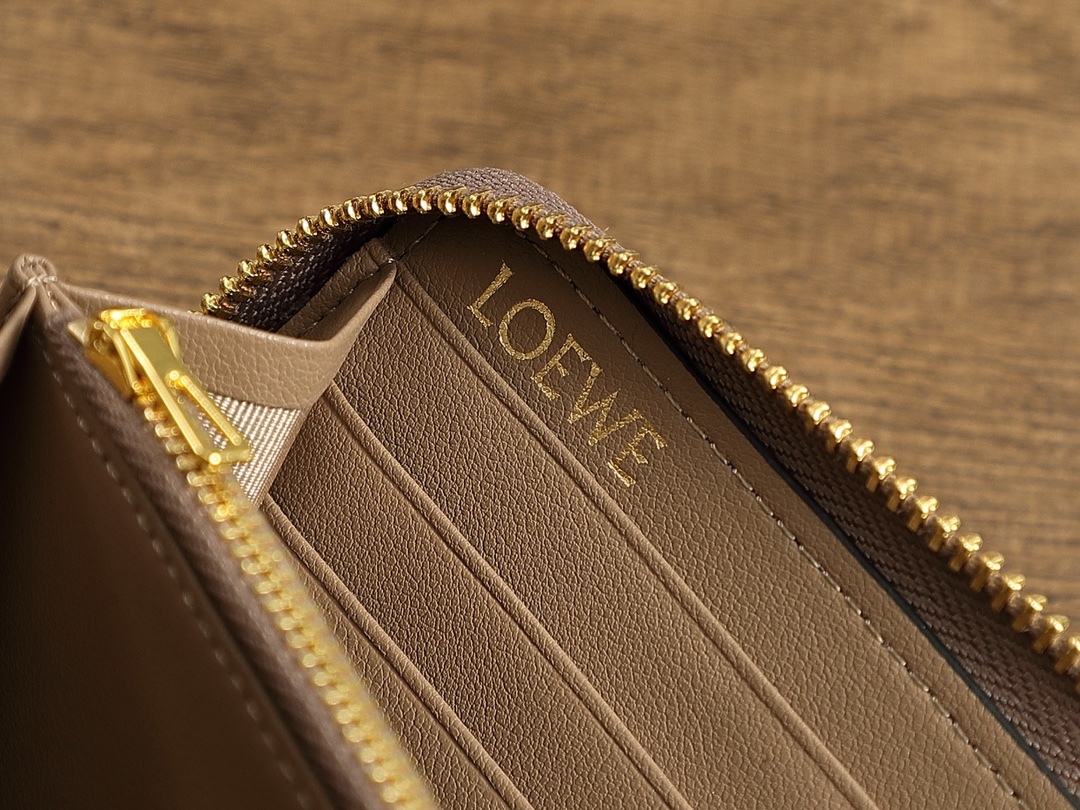 ロエベ「LOEWE」ジッパー付き財布 5色