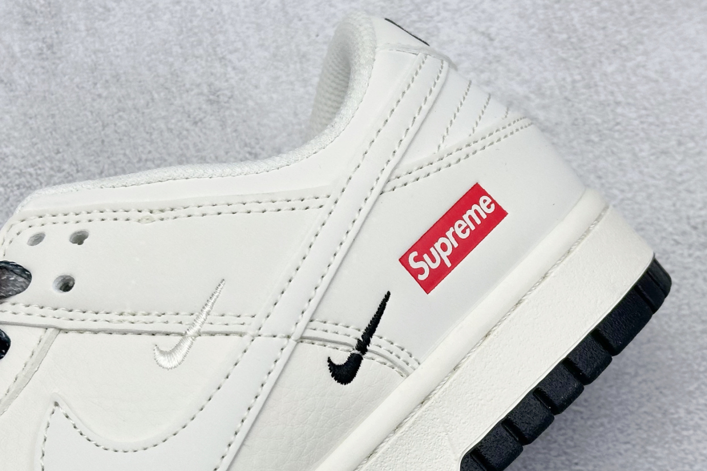 「コラボモデル」Supreme x Nike SB Dunk Low スニーカー