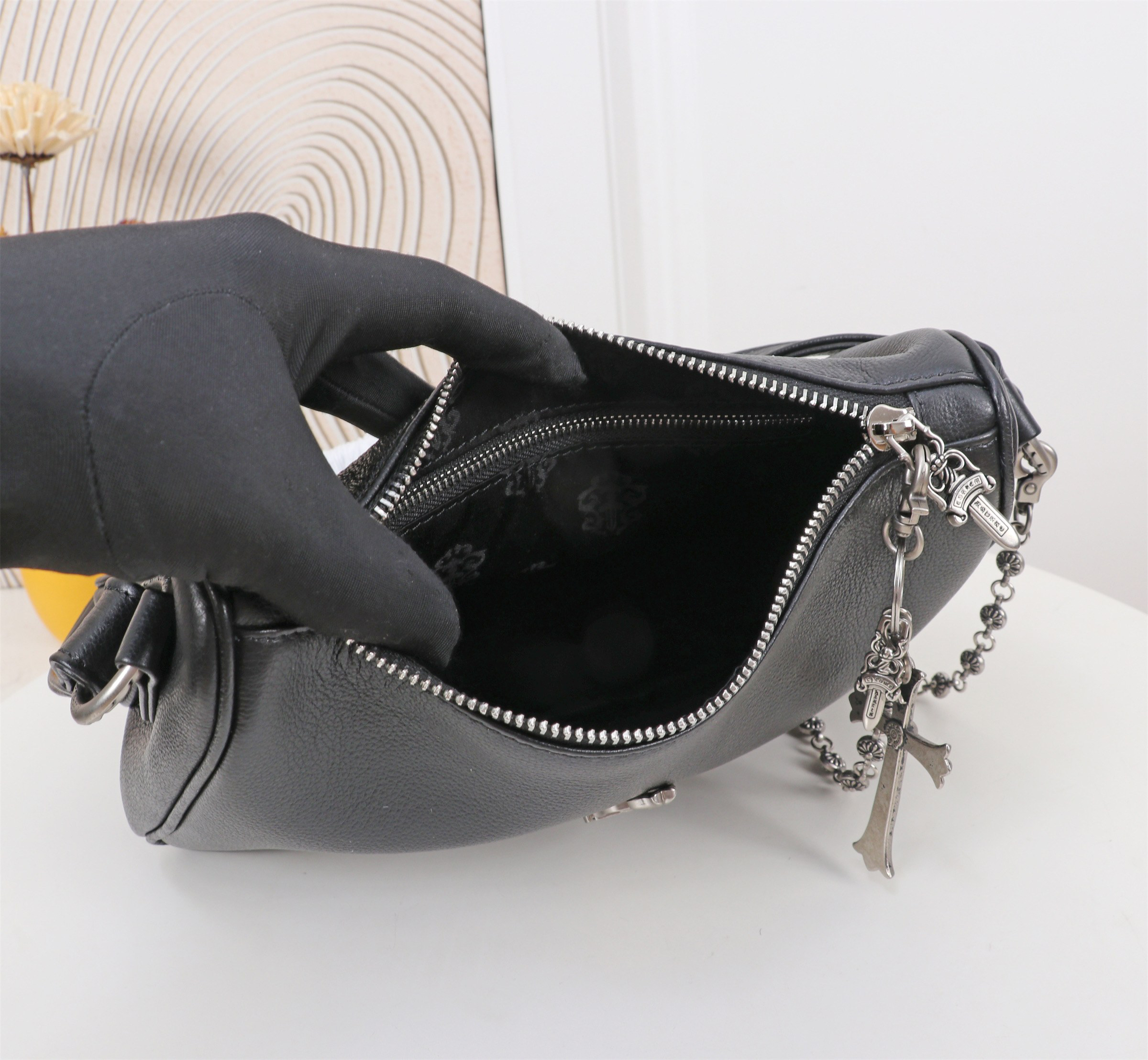クロムハーツ「Chrome Hearts」十字架のショルダーバッグ