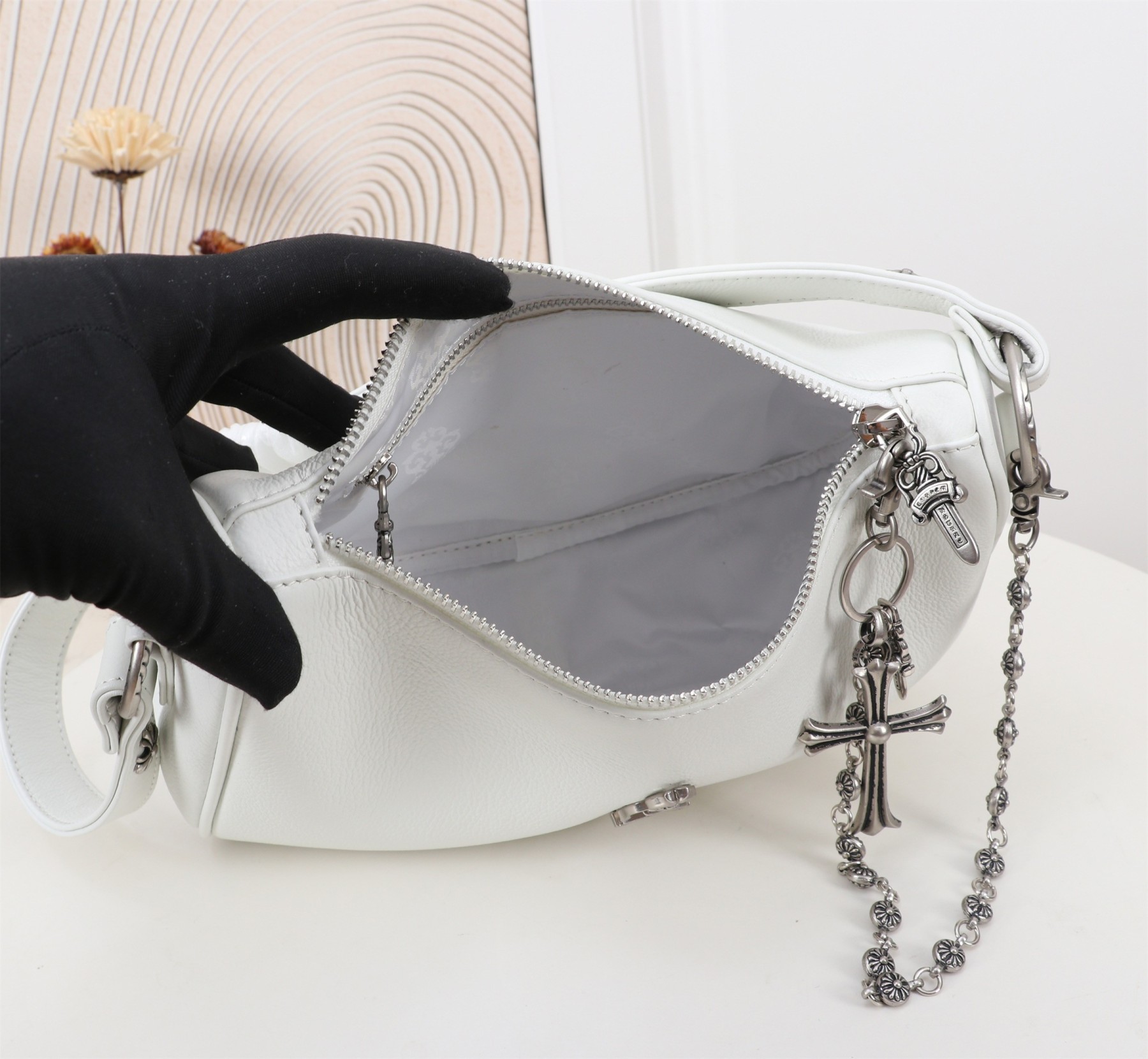 クロムハーツ「Chrome Hearts」十字架のショルダーバッグ