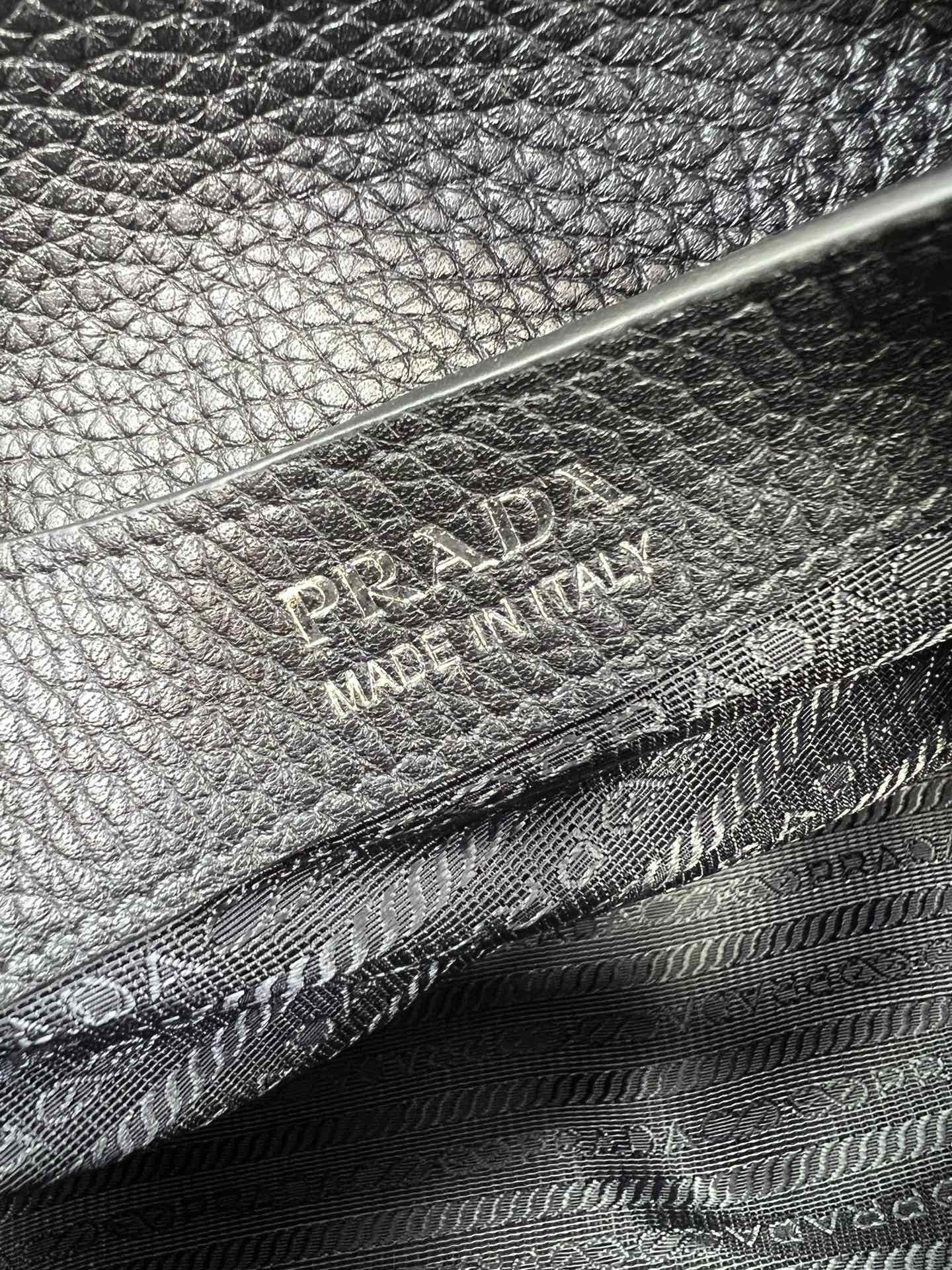 プラダ「Prada」デュアルストラップ バッグ