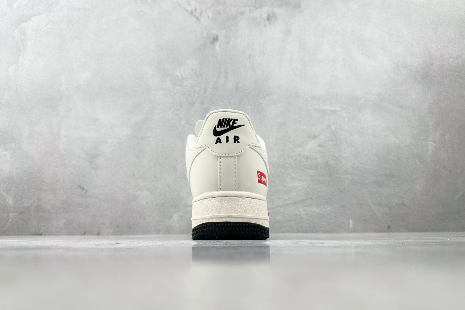 「コラボモデル」Supreme × Nike Air Force 1 Low スニーカー