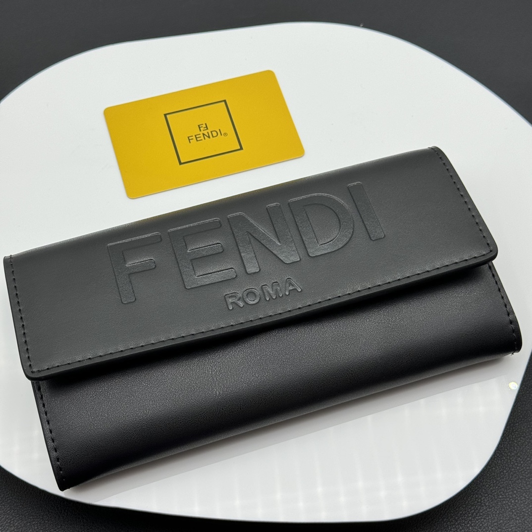 フェンディ「Fendi」高級エンボス牛革の大きな イタリア製財布