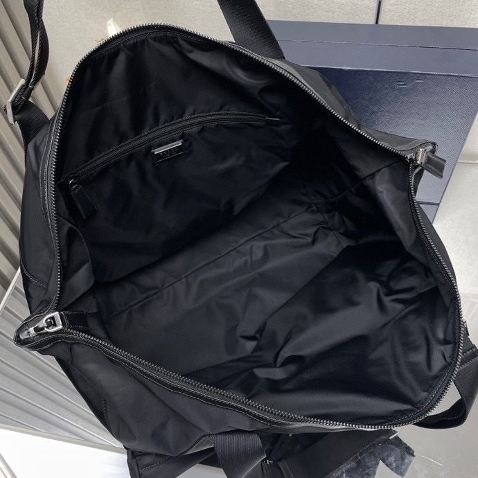 プラダ「Prada」 リジェネレイテッド ナイロン トラベルバッグ