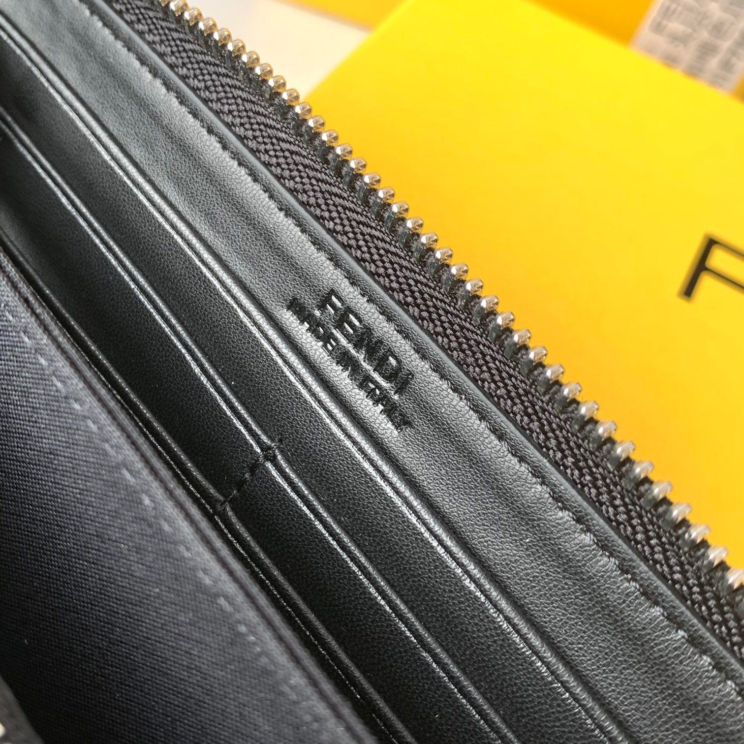 フェンディ「Fendi」ダイアゴナル ジップアラウンド財布