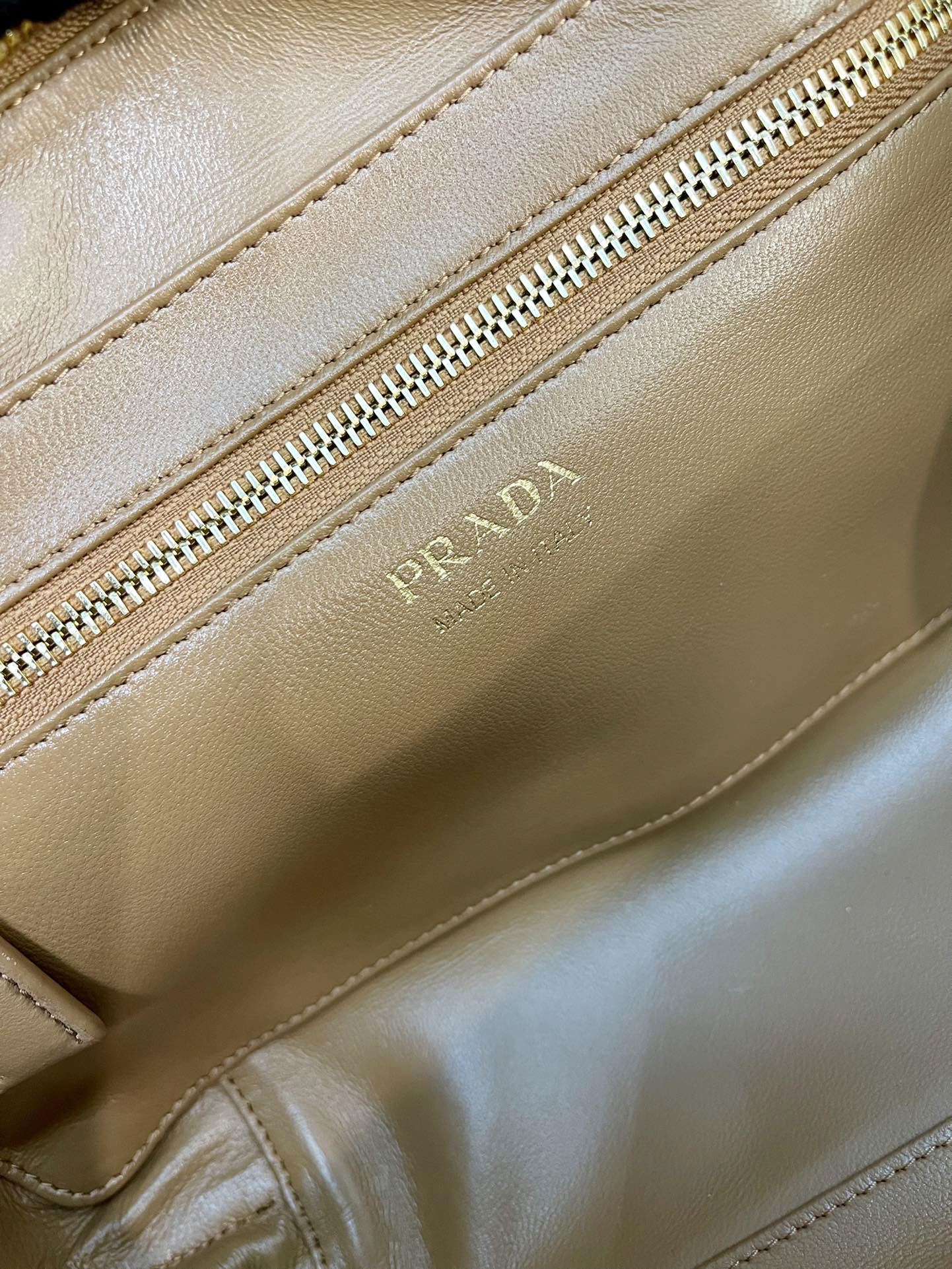 プラダ「Prada」 リジドレザー ハンドバッグ モデル