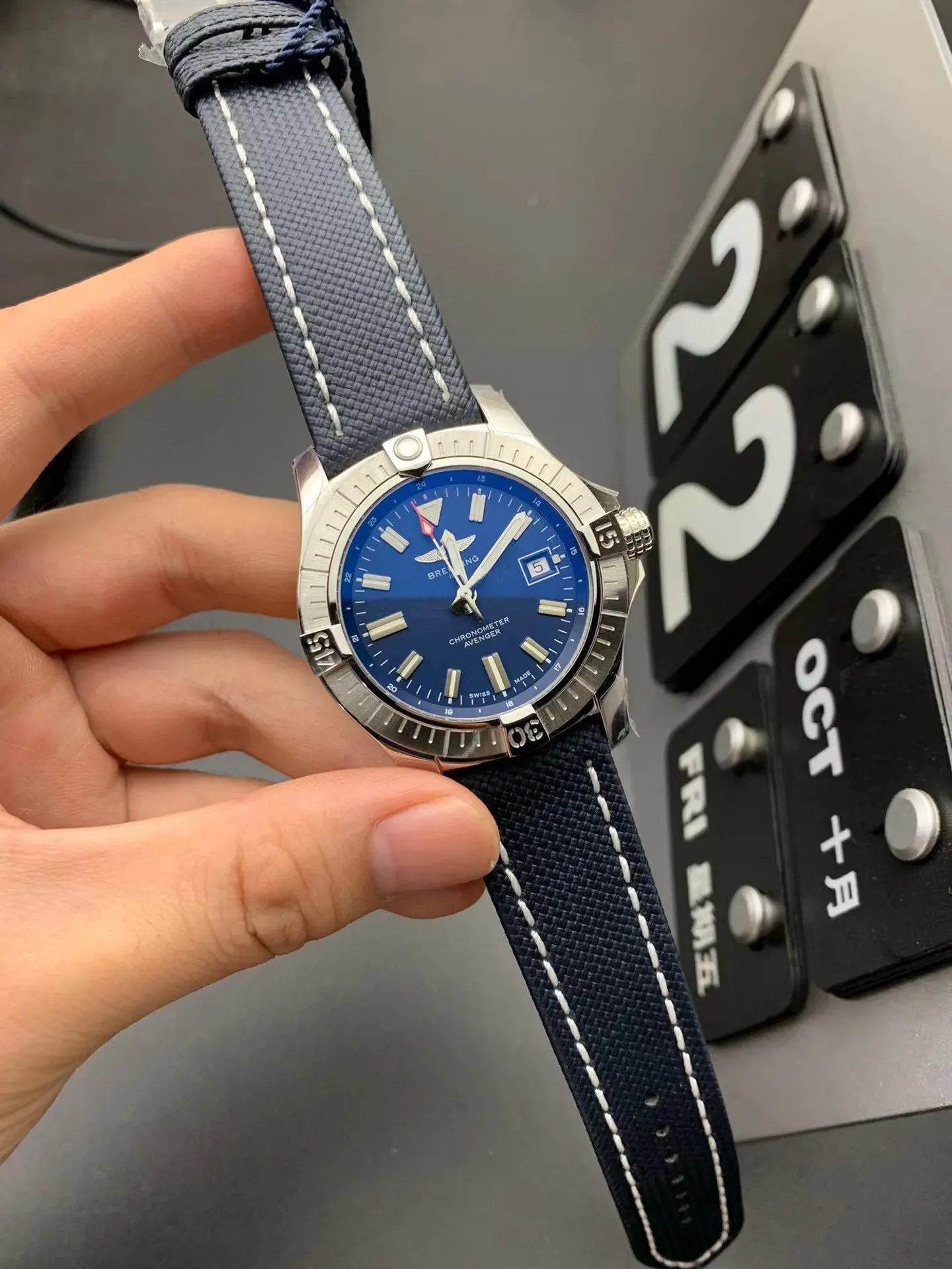 ブライトリング「Breitling」アベンジャー デュアルタイム オートマティック メンズウォッチ 43MM