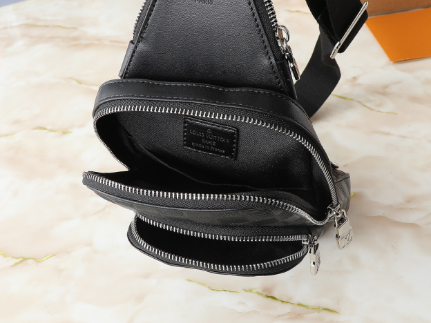 ルイ・ヴィトン「Louis Vuitton」Avenue スモールクラッチバッグ