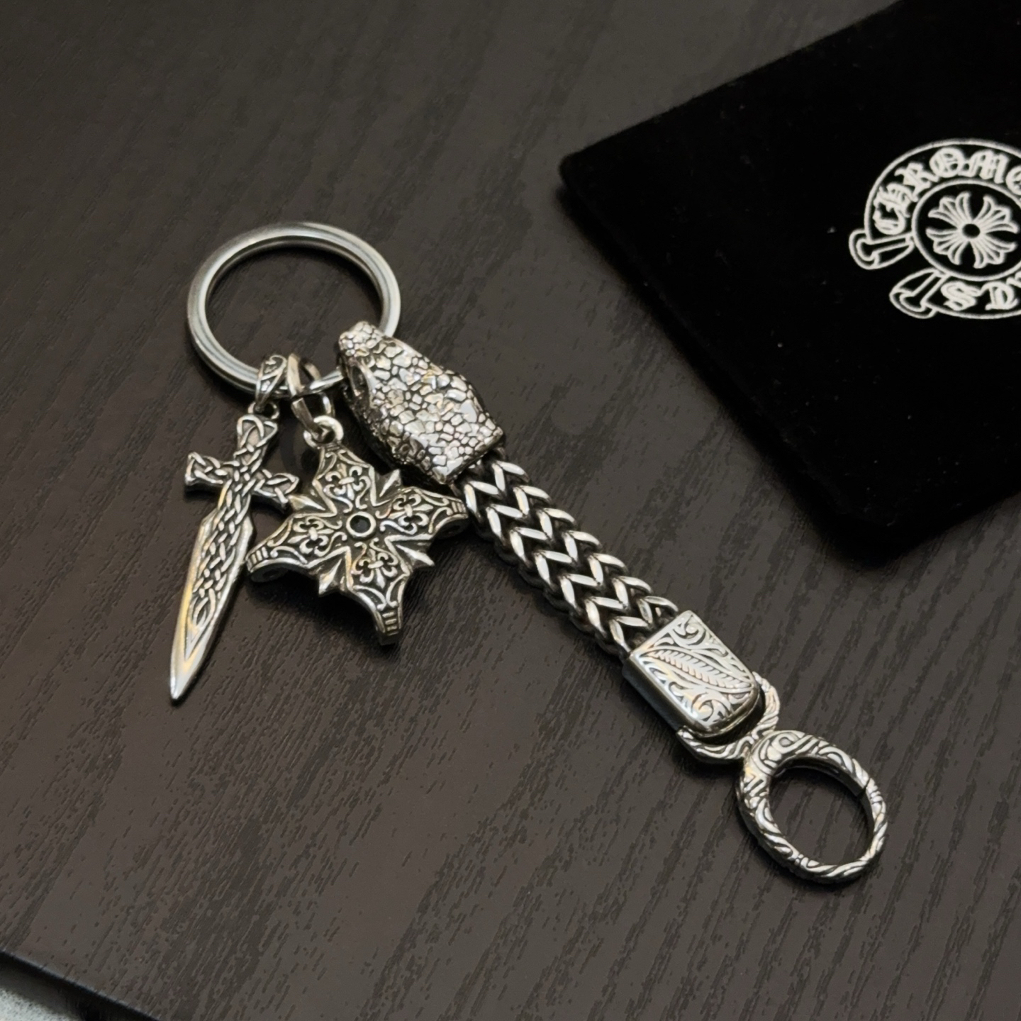 クロムハーツ「Chrome Hearts」クロスペンダントキーホルダー - 精巧なハンドメイド、アンティークシルバー彫刻、ヴィンテージパンクスタイル