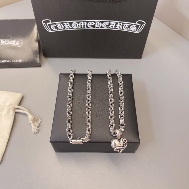 クロムハーツ「Chrome Hearts」のクラシックネックレス - 日常に上品なアクセントを添えるユニセックスモデル
