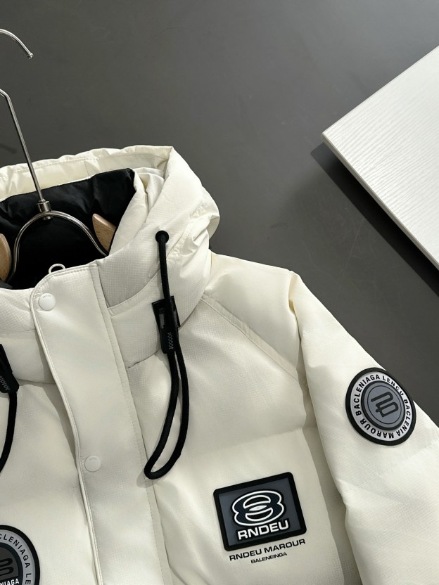 バレンシアガ「Balenciaga」‌秋冬フード付きダウンジャケット