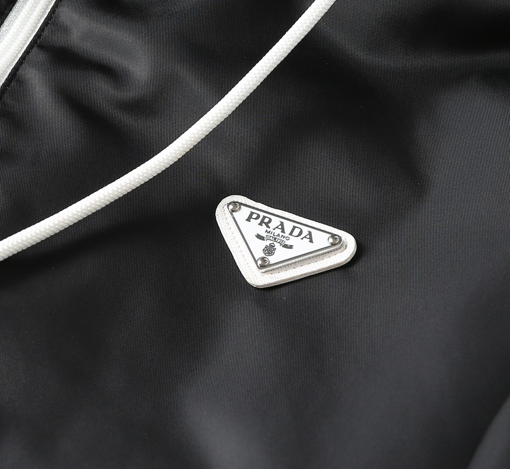プラダ「Prada」アーリーオータム フード付きジャケット