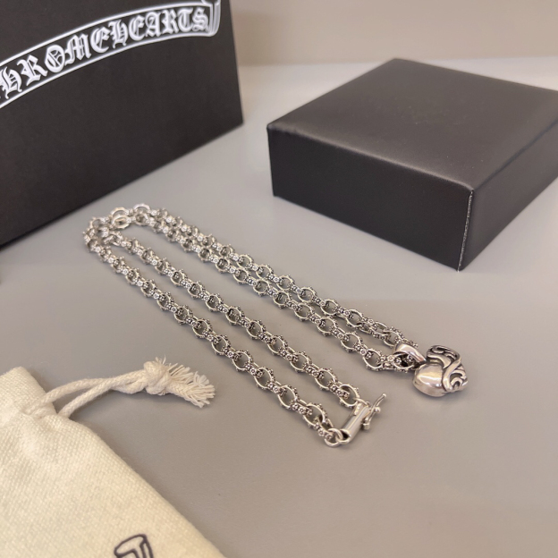 クロムハーツ「Chrome Hearts」のクラシックネックレス - 日常に上品なアクセントを添えるユニセックスモデル
