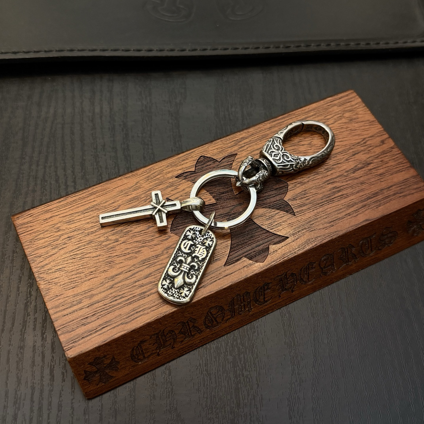 クロムハーツ「Chrome Hearts」クロスペンダントキーホルダー - 精巧なハンドメイド、アンティークシルバー彫刻、ヴィンテージパンクスタイル