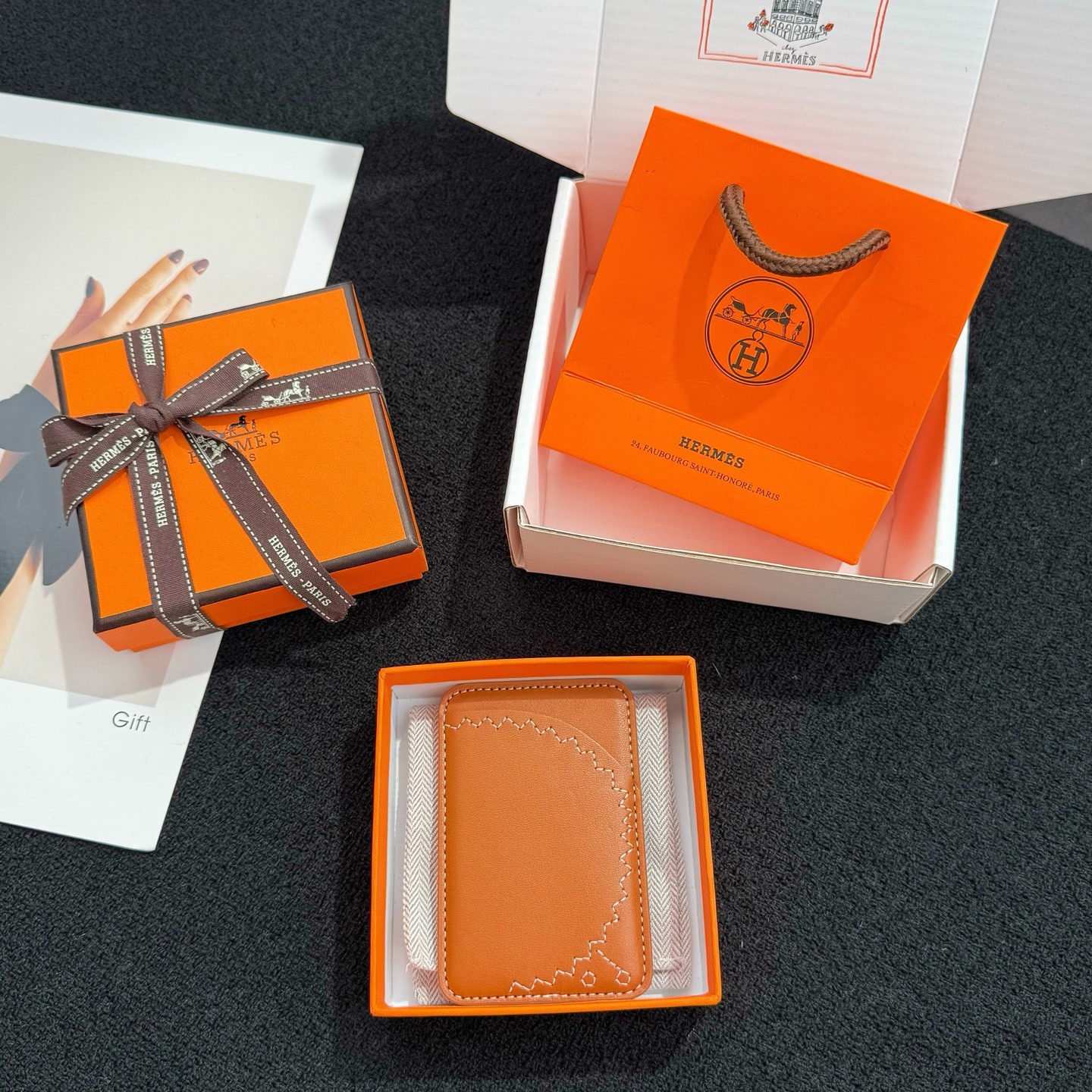 【限定新入荷】エルメス Cheval MagSafe 本革カードケース「12 シリーズ以降全 iPhone 対応」