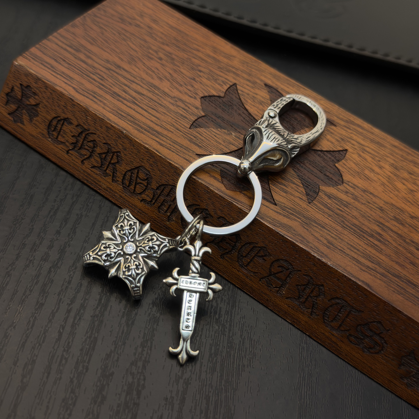 クロムハーツ「Chrome Hearts」クロスペンダントキーホルダー - 精巧なハンドメイド、アンティークシルバー彫刻、ヴィンテージパンクスタイル