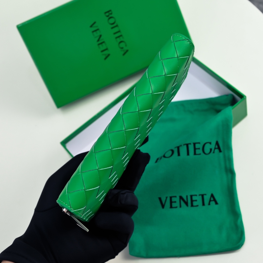 ボッテガ?ヴェネタ「Bottega Veneta」 カセット ロングウォレット