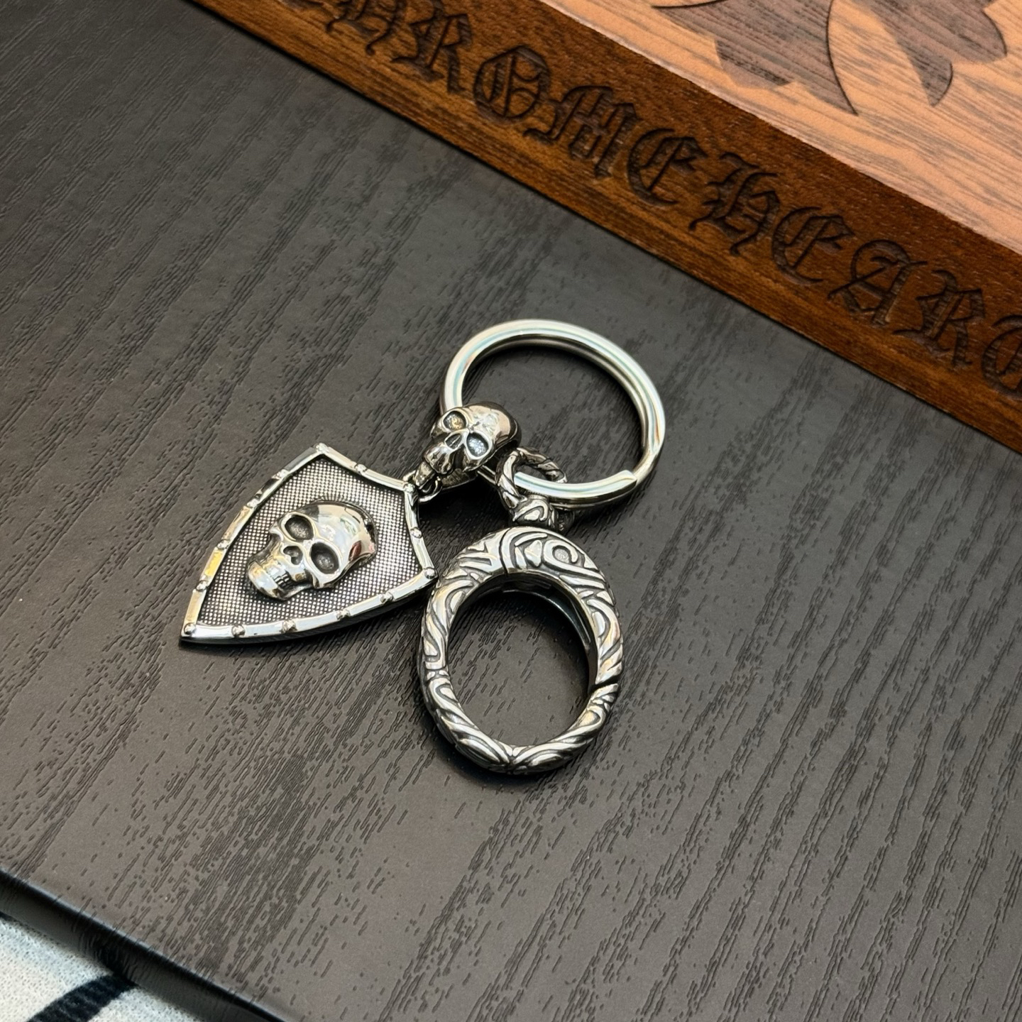 クロムハーツ「Chrome Hearts」クロスペンダントキーホルダー - 精巧なハンドメイド、アンティークシルバー彫刻、ヴィンテージパンクスタイル