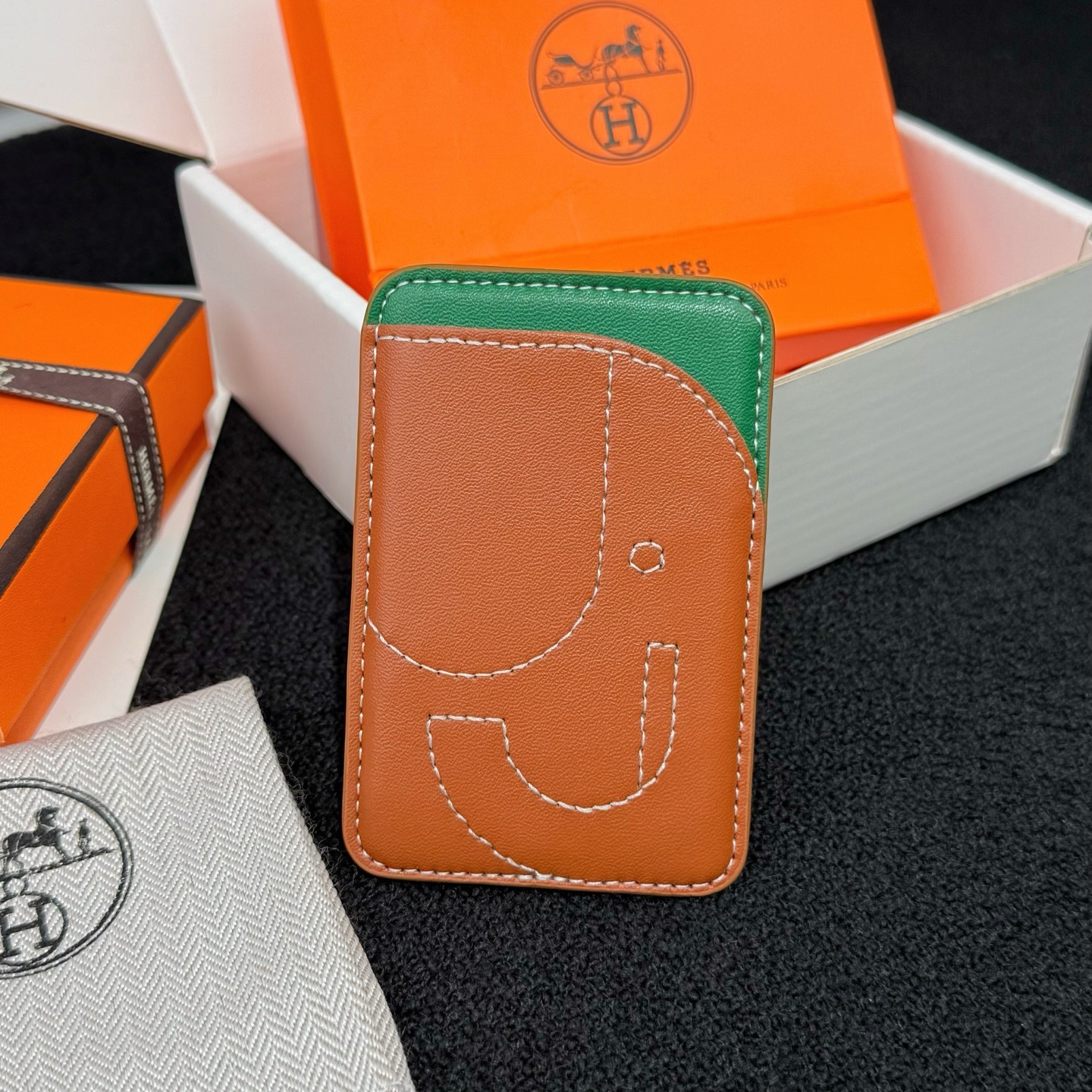 【限定新入荷】エルメス Cheval MagSafe 本革カードケース「12 シリーズ以降全 iPhone 対応」