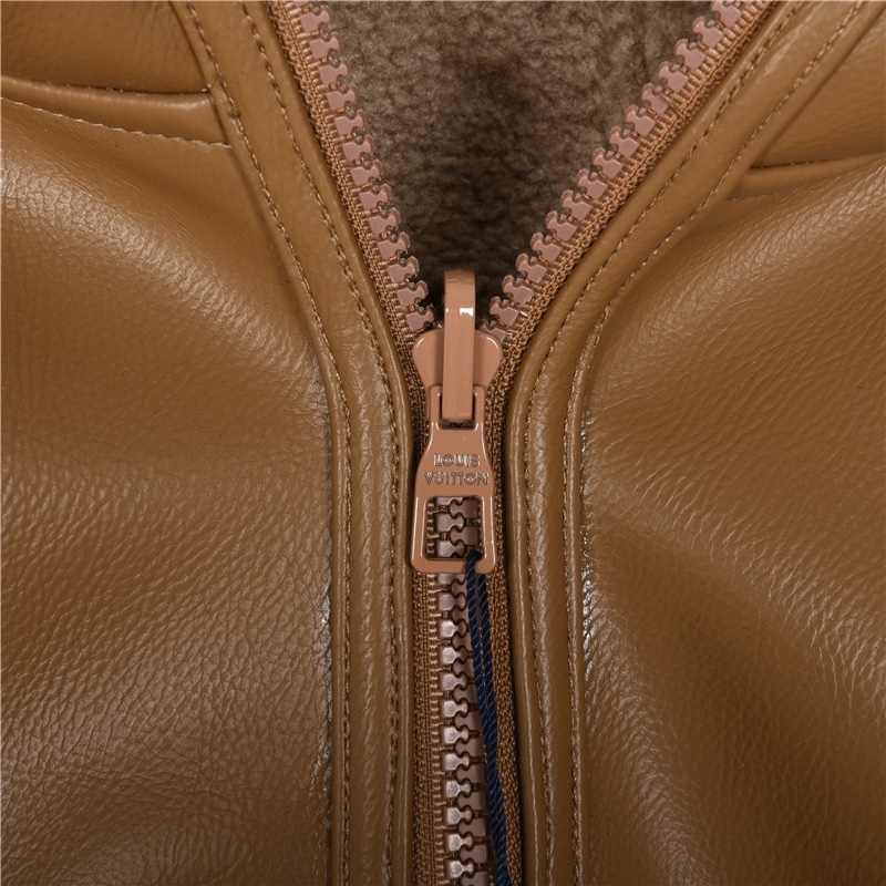 Louis Vuitton / ルイ・ヴィトン 23Fw（2024 年秋冬） 両面式のフード付きウェストタイトなジャケット。