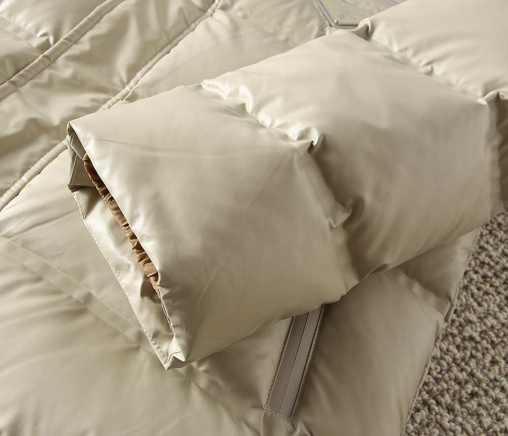 プラダ「Prada」冬季新作フード付きダウンジャケット 男女兼用