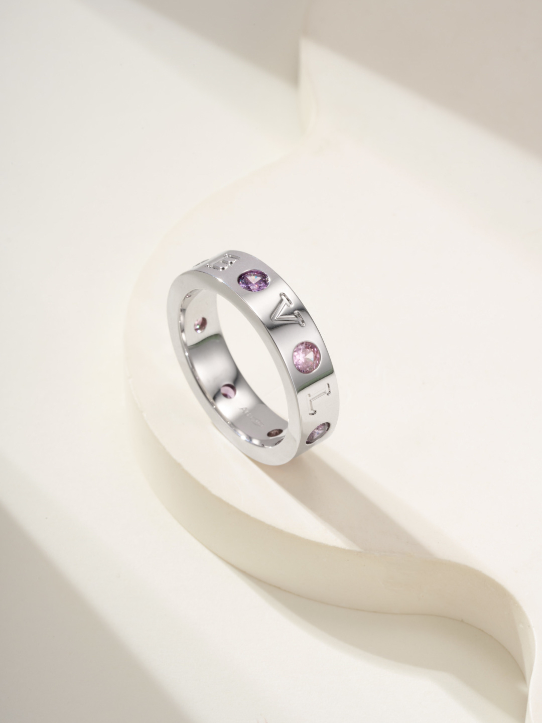 ブルガリ「Bvlgari」エレガントなリングコレクション