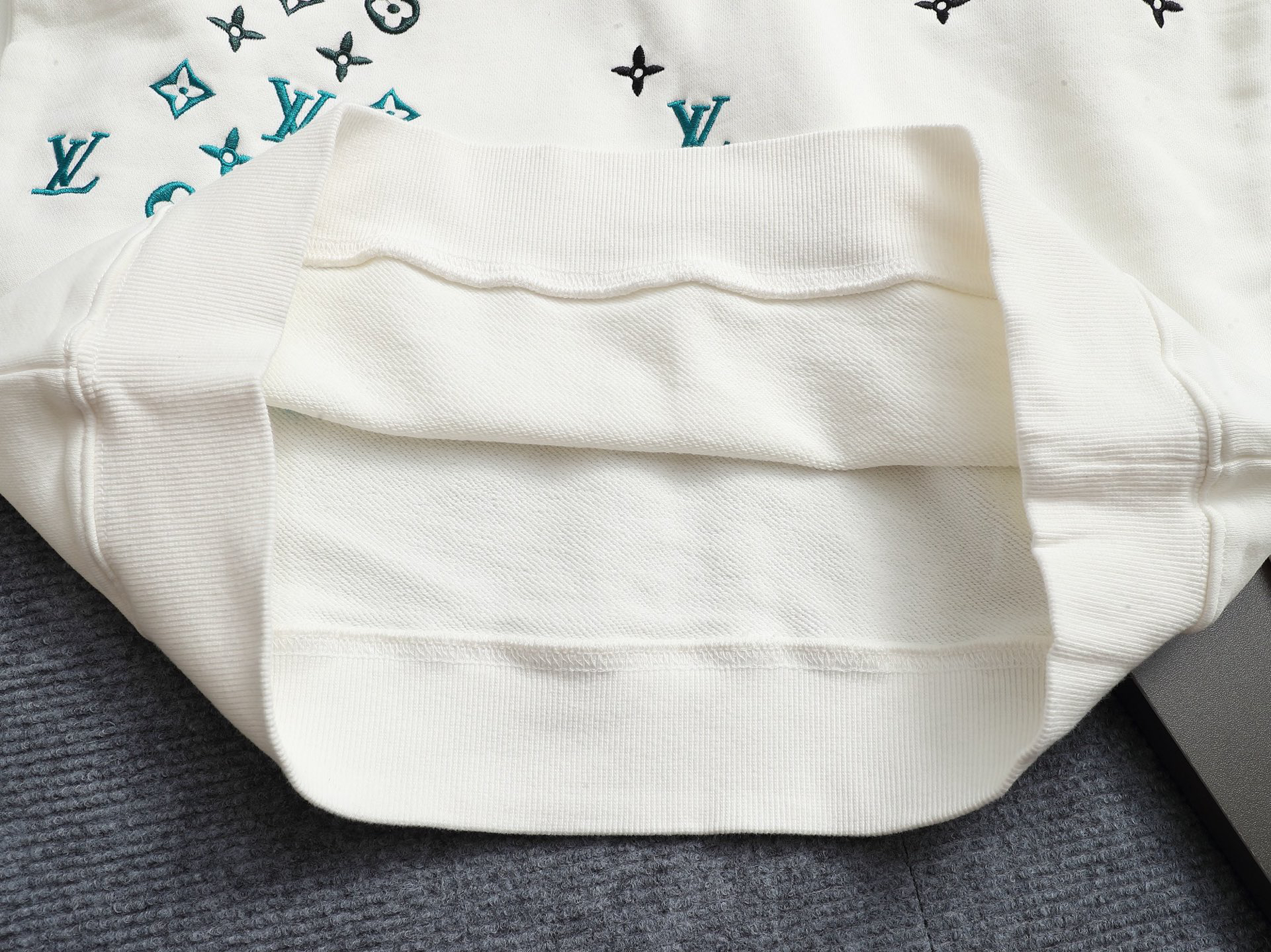 ルイ・ヴィトン「Louis Vuitton」スウェット(ユニセックス)