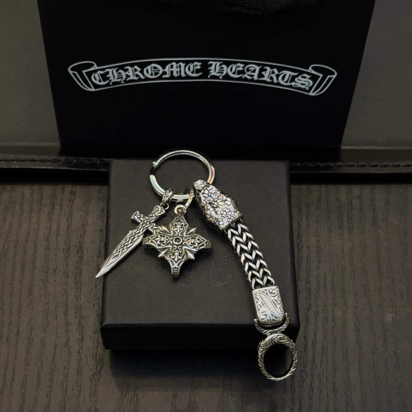 クロムハーツ「Chrome Hearts」クロスペンダントキーホルダー - 精巧なハンドメイド、アンティークシルバー彫刻、ヴィンテージパンクスタイル
