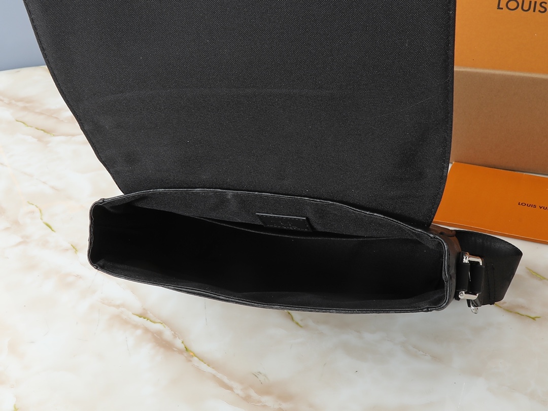 ルイ・ヴィトン「Louis Vuitton」ディストリクト スモールメッセンジャーバッグ