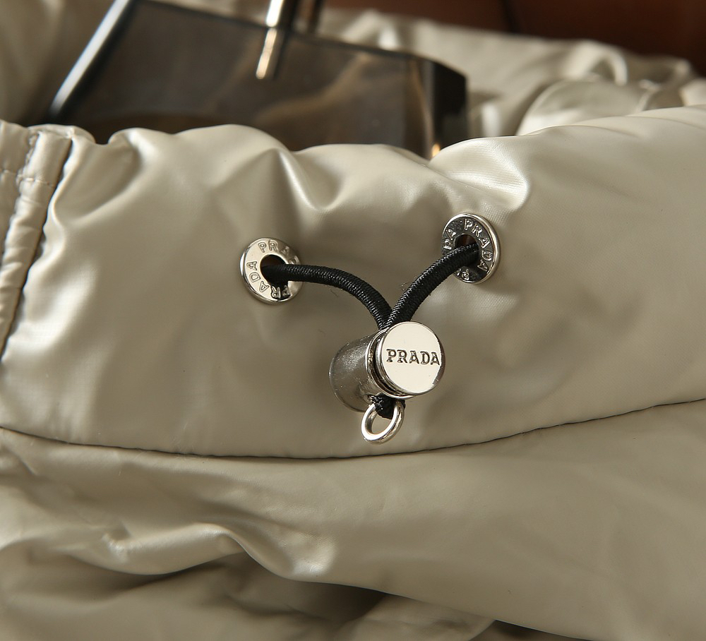 プラダ「Prada」冬季新作フード付きダウンジャケット 男女兼用