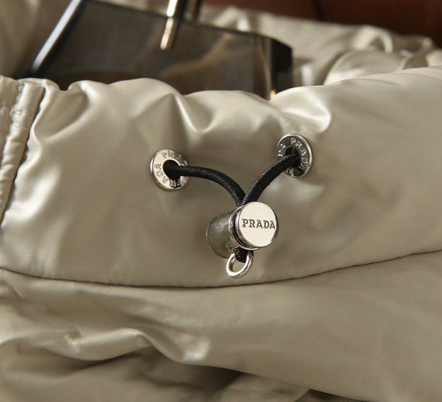 プラダ「Prada」冬季新作フード付きダウンジャケット 男女兼用