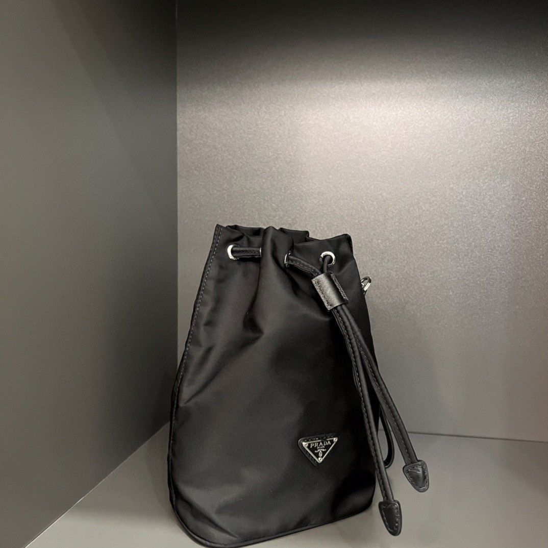 プラダ「Prada」ピコティン バケットバッグ モデ