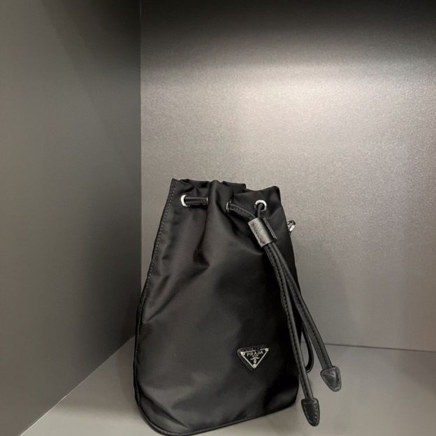 プラダ「Prada」ピコティン バケットバッグ モデ