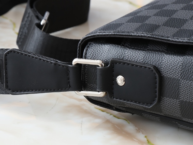 ルイ・ヴィトン「Louis Vuitton」ディストリクト スモールメッセンジャーバッグ