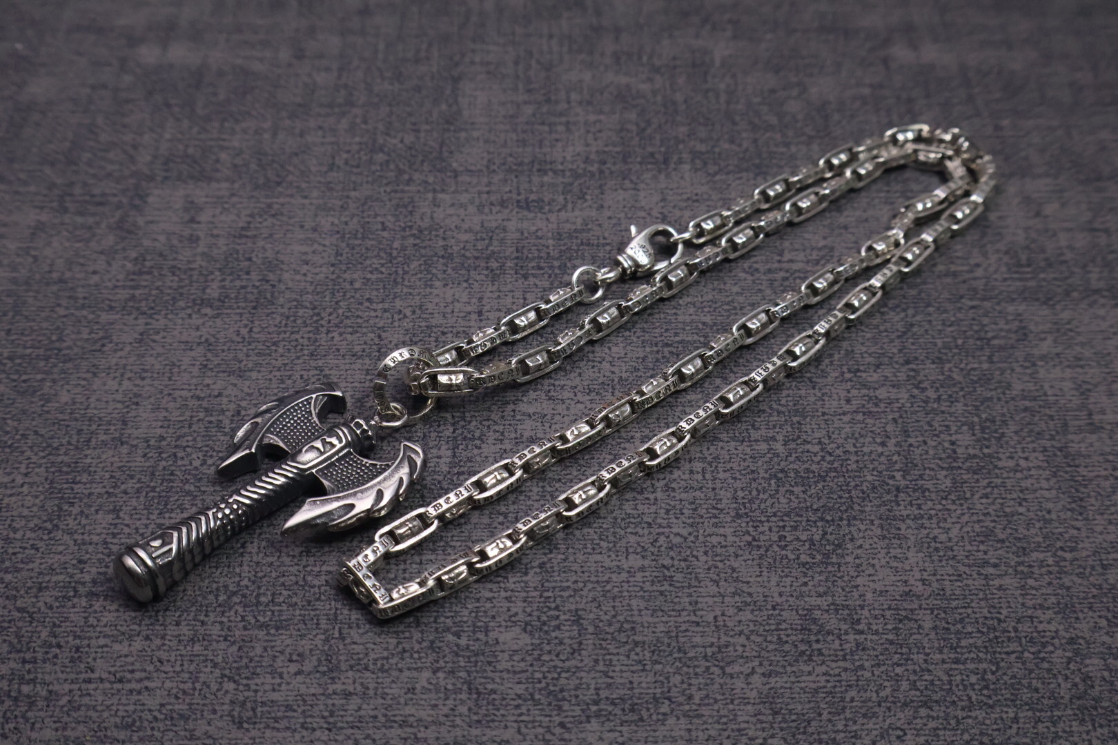 クロムハーツ「Chrome Hearts」のクラシックネックレス - 日常に上品なアクセントを添えるユニセックスモデル