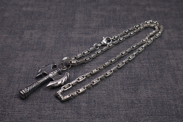 クロムハーツ「Chrome Hearts」のクラシックネックレス - 日常に上品なアクセントを添えるユニセックスモデル