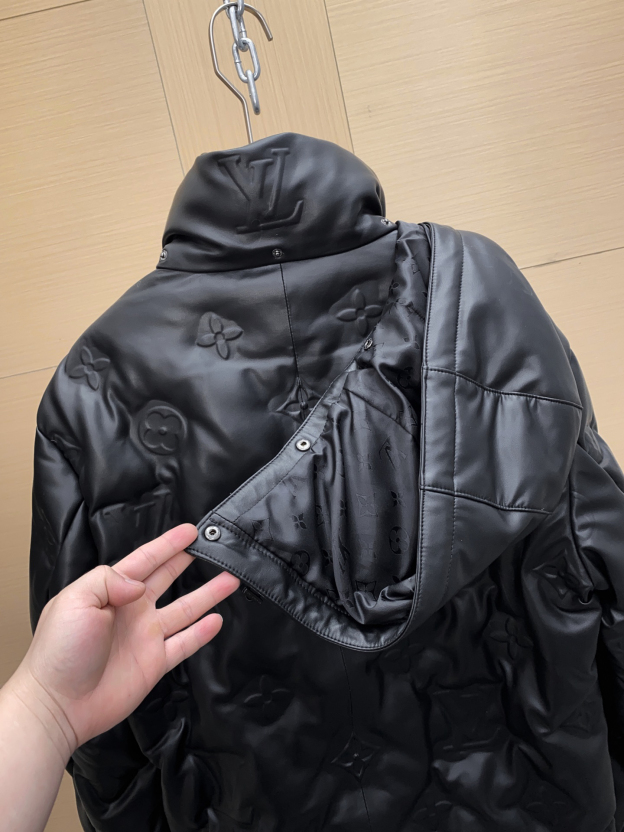 ルイ・ヴィトン「Louis Vuitton」秋冬新作 浮き彫りエンボス加工フード付きレザージャケット