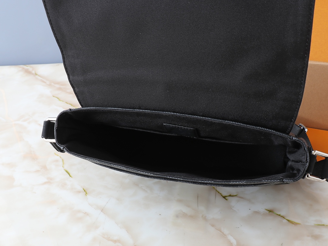 ルイ・ヴィトン「Louis Vuitton」ディストリクト スモールメッセンジャーバッグ