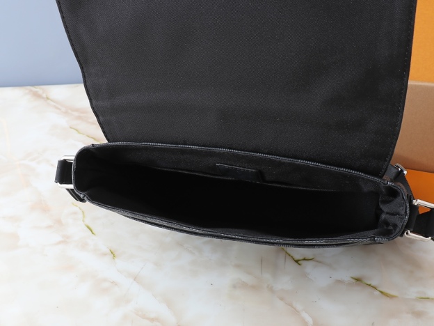 ルイ・ヴィトン「Louis Vuitton」ディストリクト スモールメッセンジャーバッグ