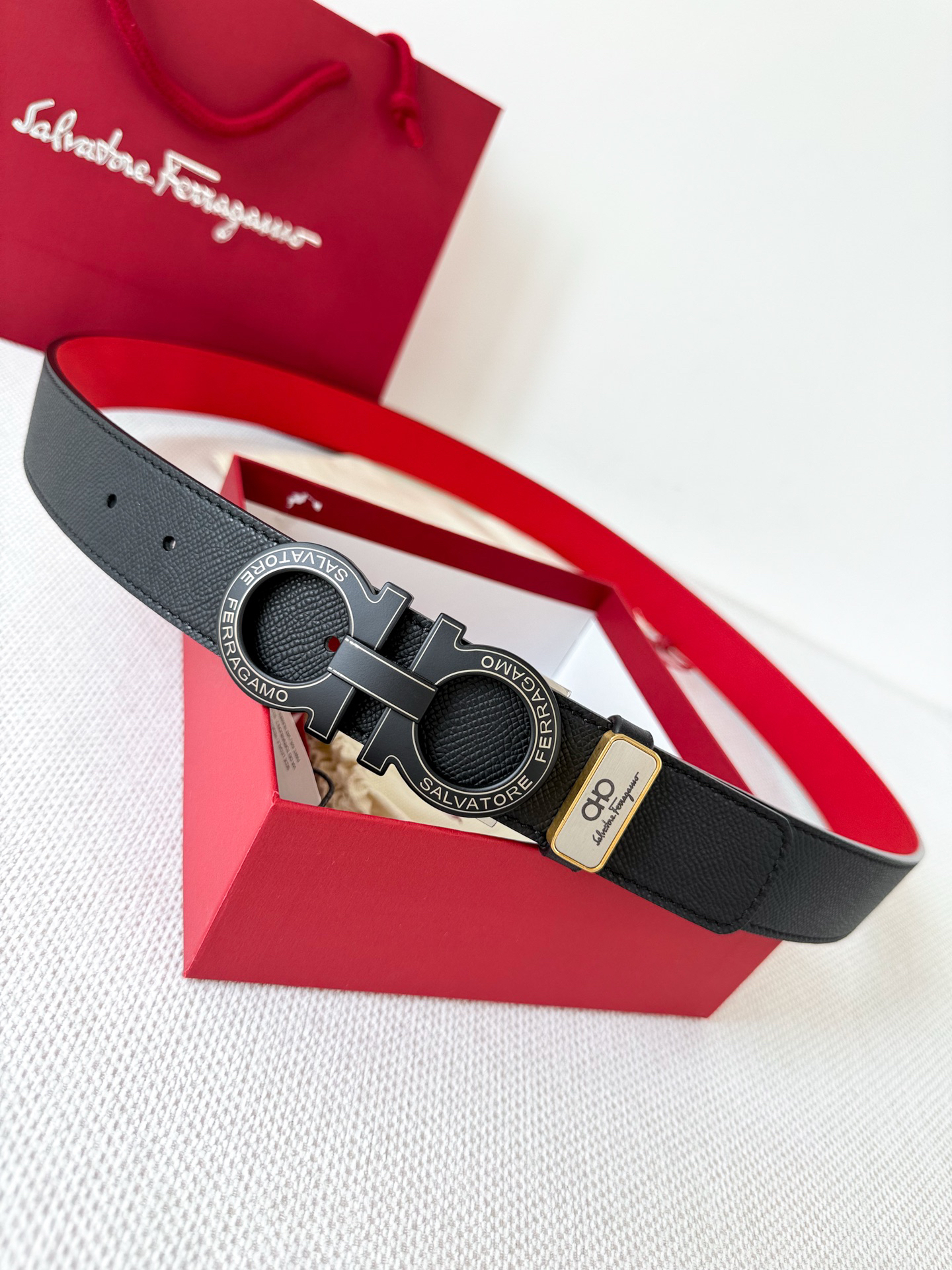 【新規倉庫入り】Salvatore Ferragamo 職人仕上げ高級ベルト「全長約 100cm」